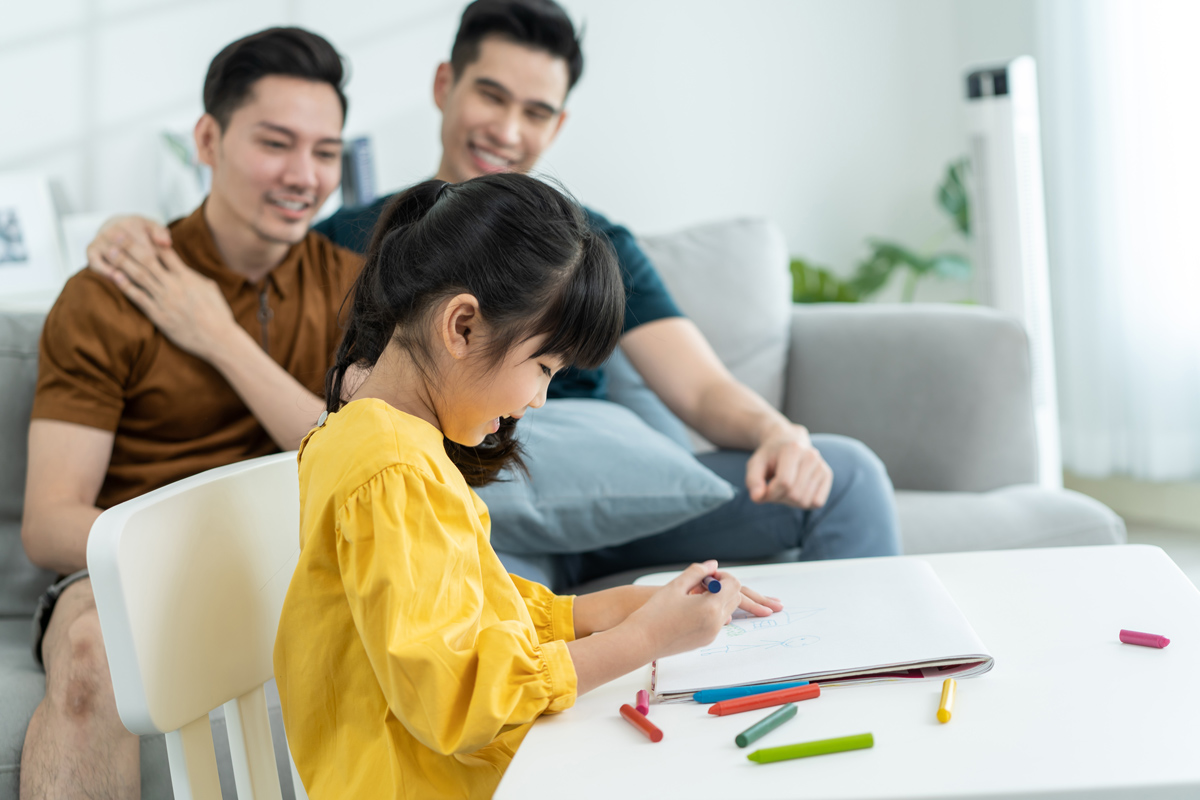 4 YEAR OLD kid eating with a drawing