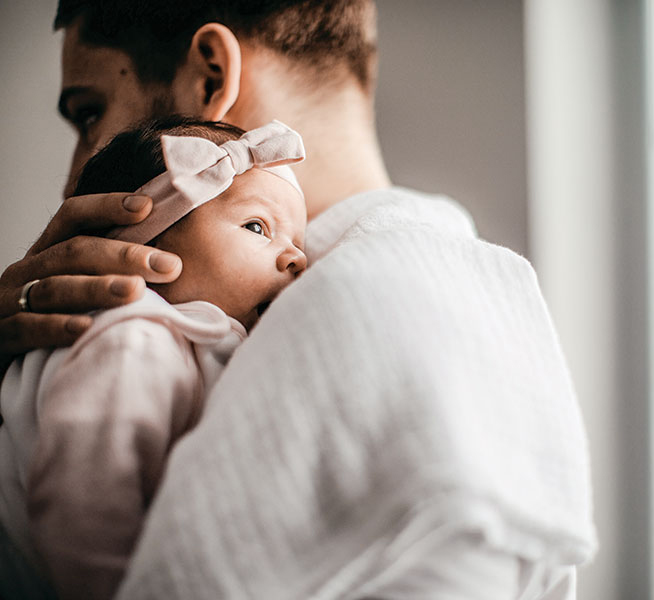 Dad_Holding_newborn
