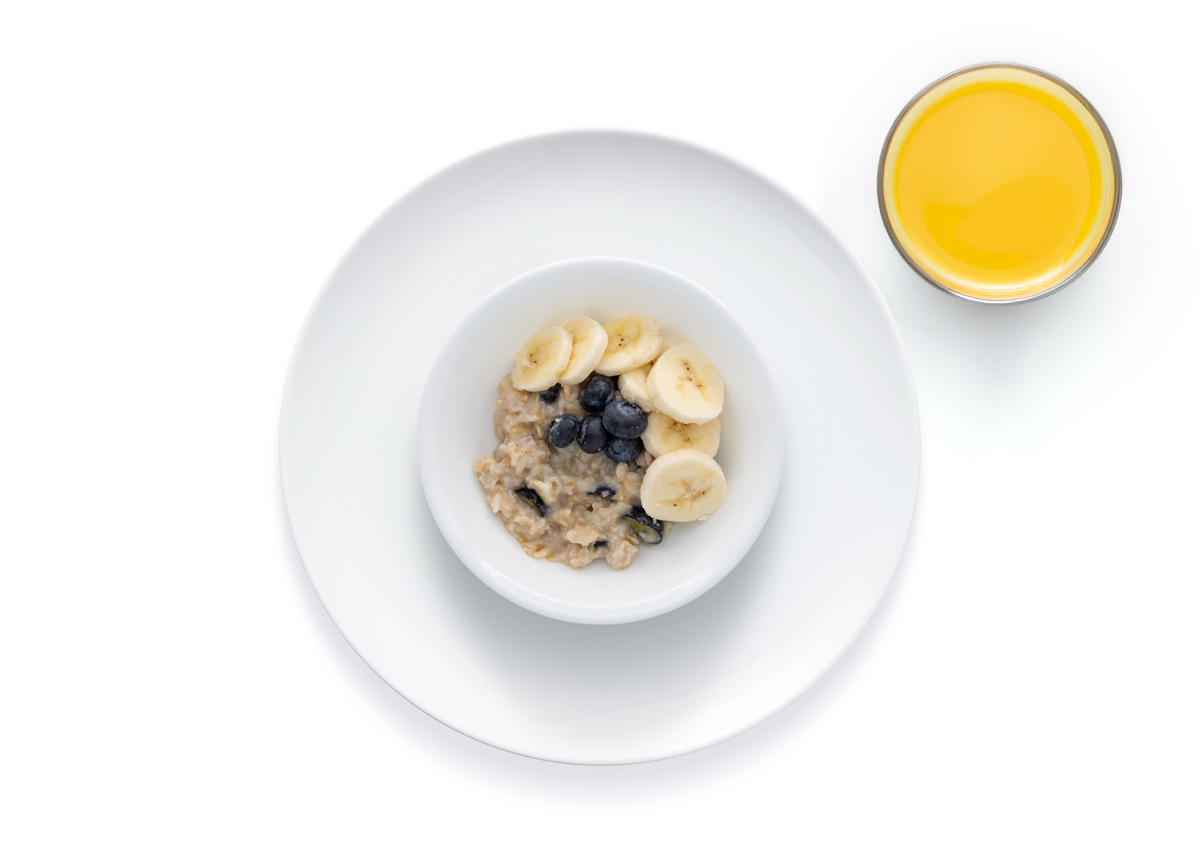 ES_3half-4_Breakfast_oatmeal-blueberries-banana-juice