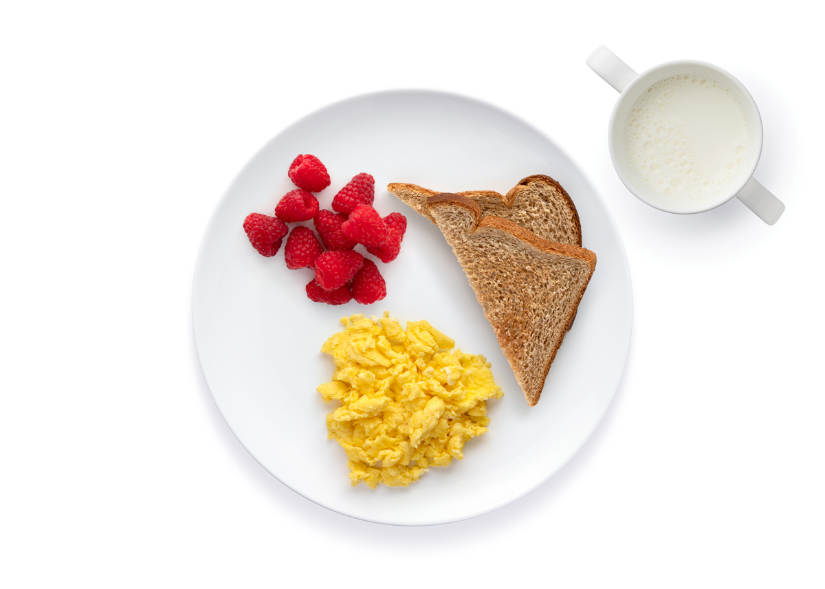 ES_3half-4_Breakfast_toast_eggs_raspberries