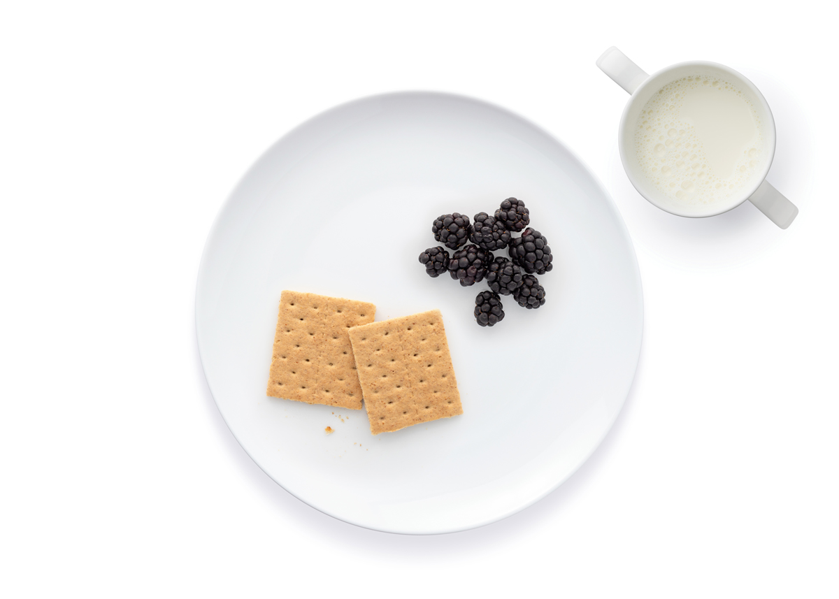 ES_4half-5_Snacks_graham-cracker_blackberries