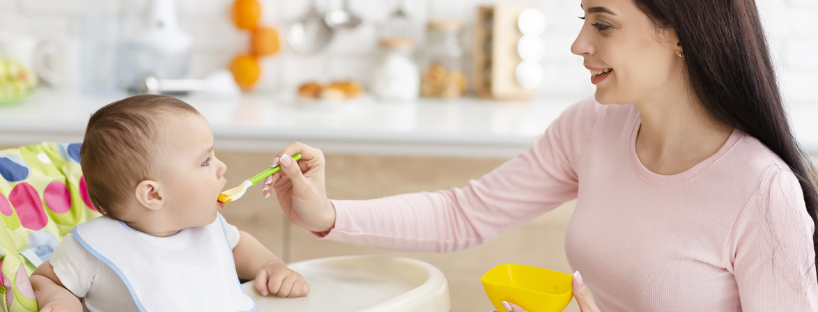 mom_feeding_bab